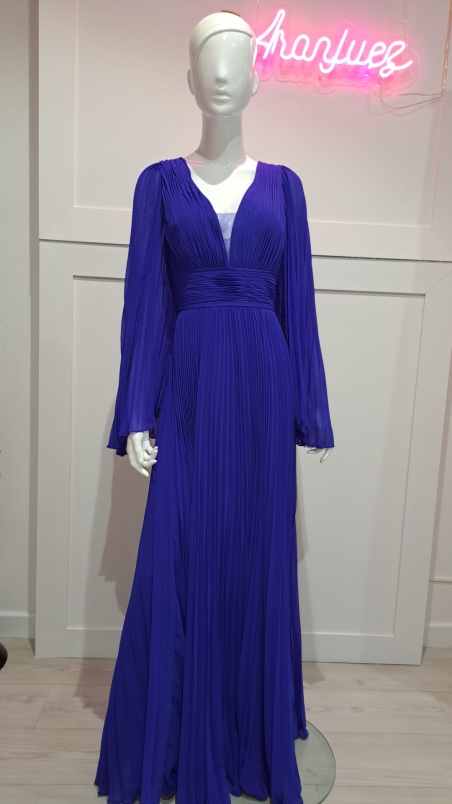 VESTIDO LARGO FIESTA PLISADO Y MANGA CAPA PLISADA