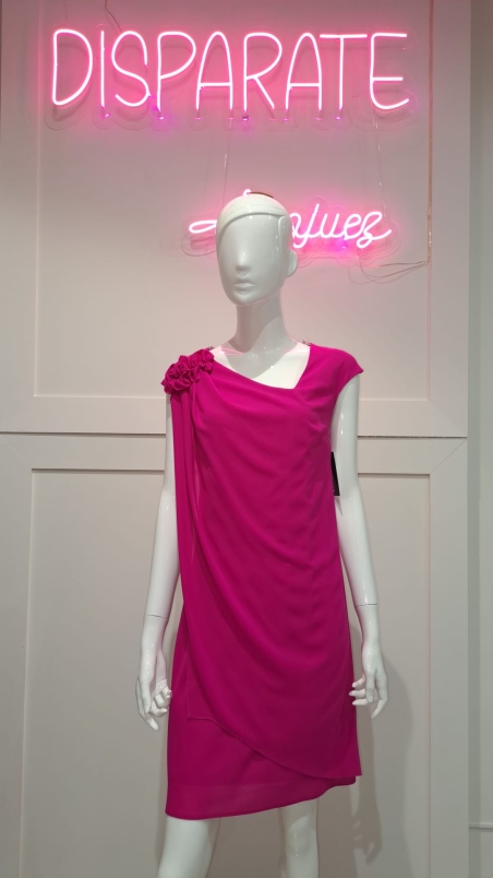 VESTIDO MIDI EVASE CREPE FLOR HOMBRO DOBLE CAPA