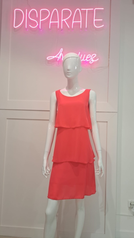 VESTIDO MIDI RECTO CUERPO BLONDA MANGA PLUMAS