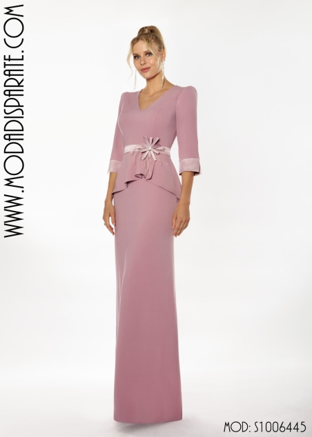 VESTIDO MADRINA RASO LARGO ESCOTE PICO CON PEPLUN Y FLOR CIN