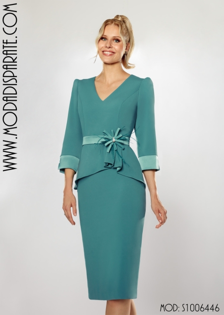VESTIDO MADRINA RASO CORTO ESCOTE PICO  CON PEPLUN Y FLOR CI