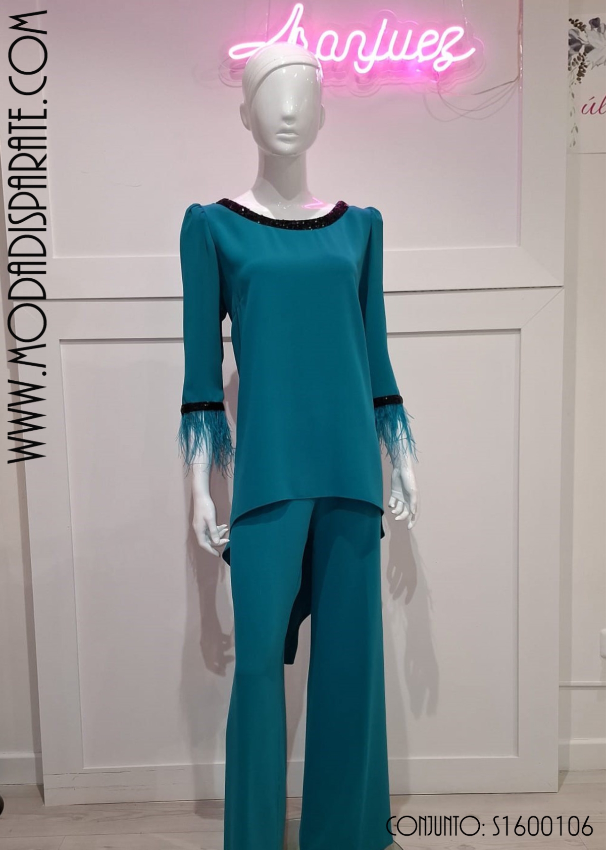 CJTO. CREP DE  CASACA PLUMAS Y LENTEJUELAS CON...