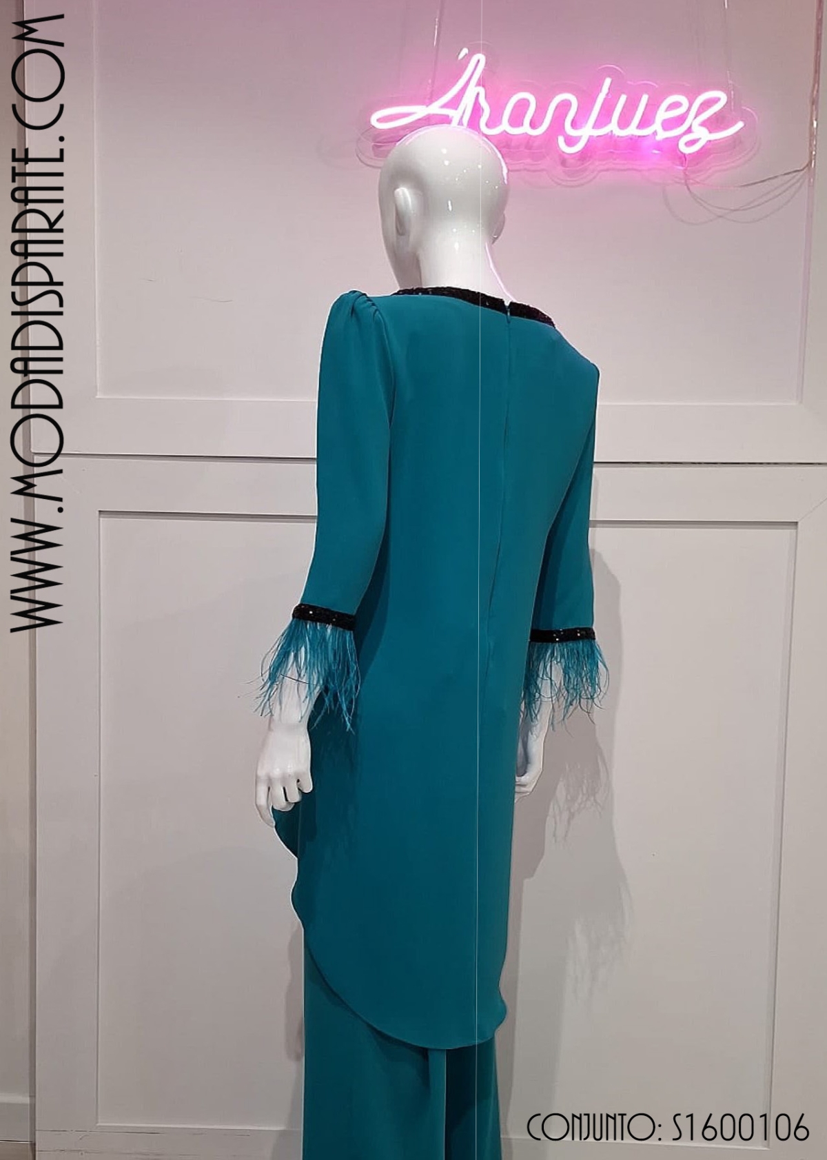 CJTO. CREP DE  CASACA PLUMAS Y LENTEJUELAS CON...