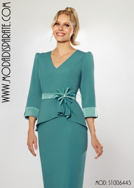 VESTIDO MADRINA RASO LARGO ESCOTE PICO CON PEPLUN Y FLOR CIN