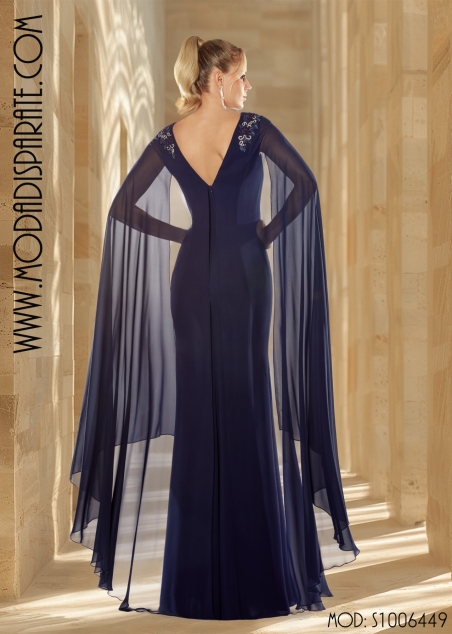 VESTIDO MADRINA LARGO LISO  APLIQUES PEDRERIA HOMBROS Y CAPA