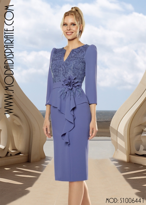 VESTIDO MADRINA CORTO CUERPO BLONDA,PEPLUN, ESCOTE PICO Y MA