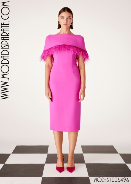 VESTIDO FIESTA MIDI RECTO M/ CORTA  CAPA PLUMAS ESCOTE BARCO