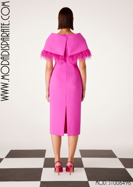 VESTIDO FIESTA MIDI RECTO M/ CORTA  CAPA PLUMAS ESCOTE BARCO