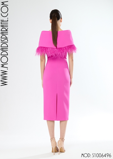 VESTIDO FIESTA MIDI RECTO M/ CORTA  CAPA PLUMAS ESCOTE BARCO