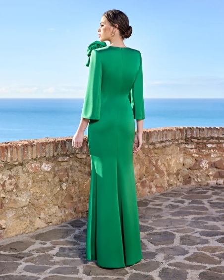 VESTIDO MADRINA LARGO RECTO SIRENA MANGA ABIERTA Y PRENDIDO