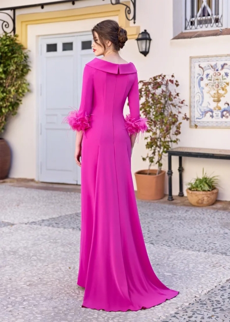 VESTIDO MADRINA LARGO CUELLO BARCO PLUMAS MANGA