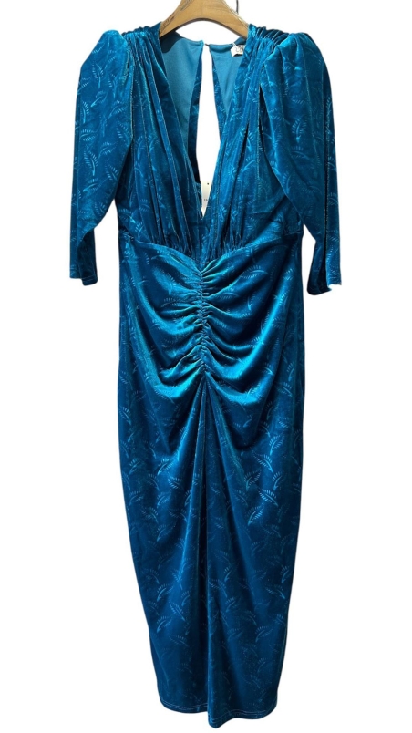 VESTIDO MIDI RECTO TERCIOPELO BROCADO ESCOTE ABIERTO DRAPEAD