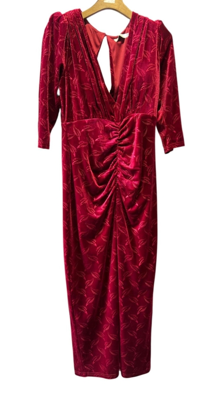 VESTIDO MIDI RECTO TERCIOPELO BROCADO ESCOTE ABIERTO DRAPEAD