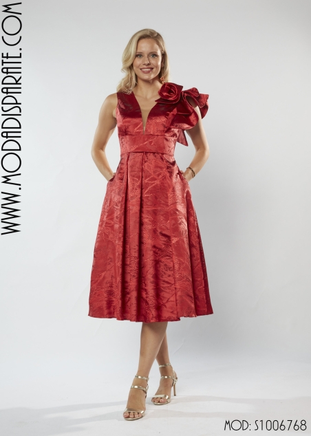 VESTIDO MIDI VUELO YACKARDVOLANTES Y FLOR EN UN HOMBRO