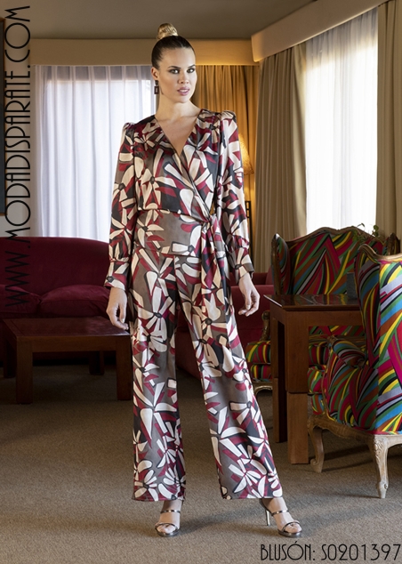 BLUSA ESTAMPADA CRUDADA LATERAL MANGA LARGA