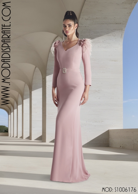 VESTIDO MADRINA  LARGO LISO APLIQUE FLOR Y PLUMAS HOMBRO