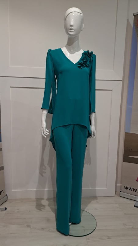 CJTO.CASACA ASIMETRICA MANGA ABIERTA Y PANTALON APLIQUE FLOR