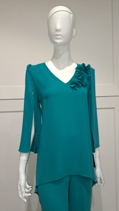 CJTO.CASACA ASIMETRICA MANGA ABIERTA Y PANTALON APLIQUE FLOR