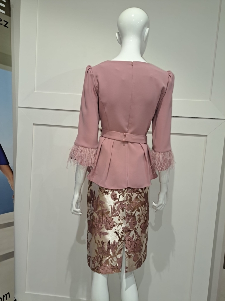 VESTIDO FIESTA CORTO FALDA JAQUARD CUERPO CREP M/ PLUMA