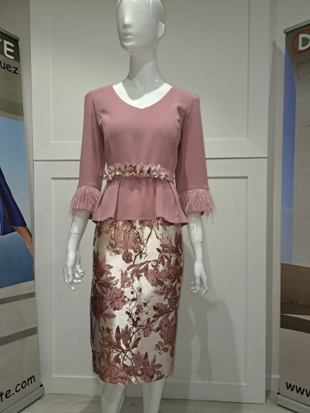 VESTIDO FIESTA CORTO FALDA JAQUARD CUERPO CREP M/ PLUMA
