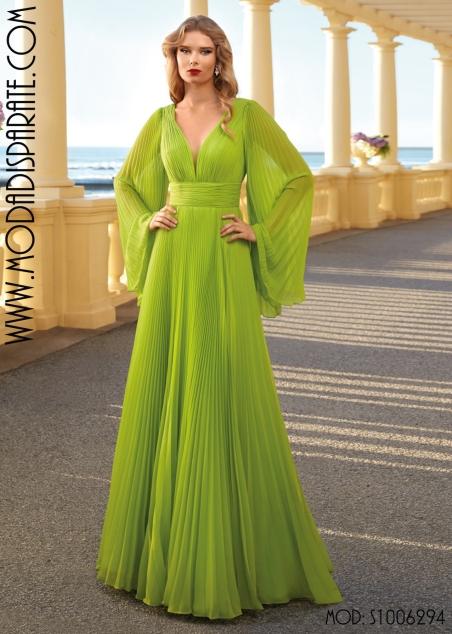 VESTIDO LARGO FIESTA PLISADO Y MANGA CAPA PLISADA