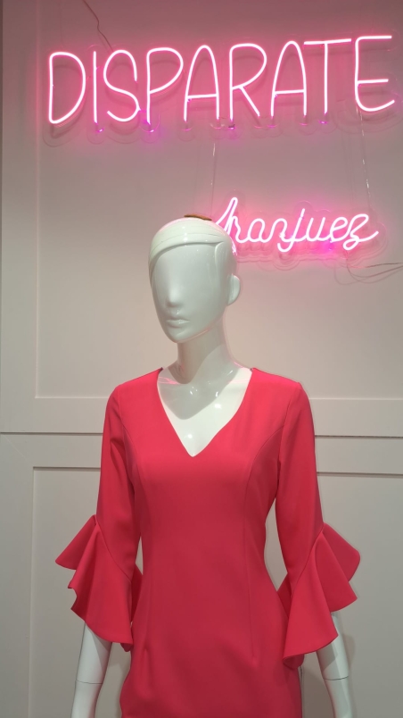 VESTIDO MIDI LISO RECTO MANGA VOLANTE ESCOTE PICO